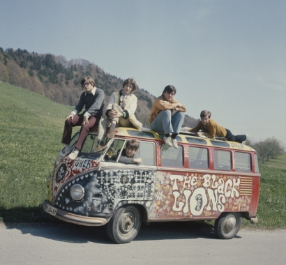 Die Berner Beat-Band The Black Lions auf dem Tourbus 1968. Ringier Bildarchiv RBA 11-441_1 